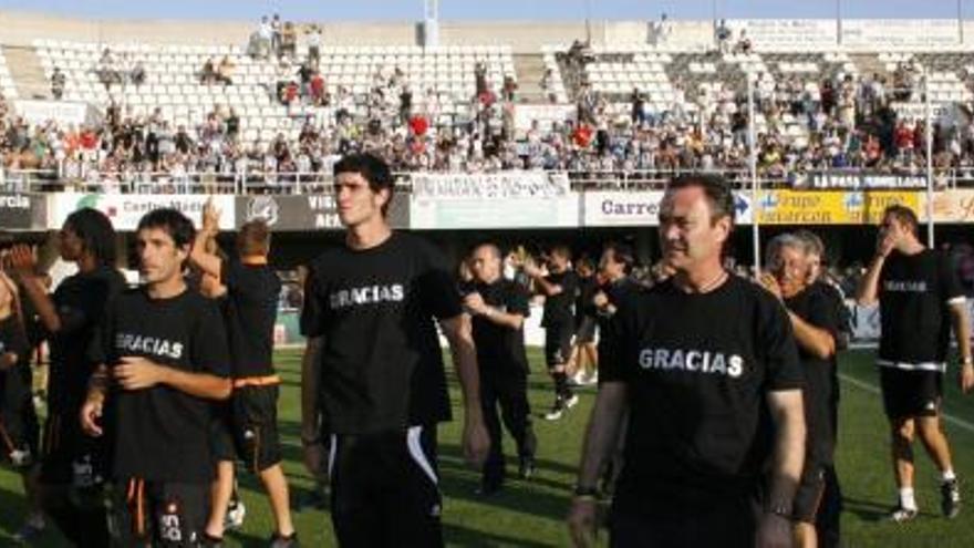 El equipo al completo dio una vuelta al campo con una camiseta en la que ponía &#039;Gracias&#039;