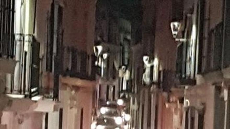 Pitadas y lazos rojos para impedir un tripartito anti-PSOE en Jerez