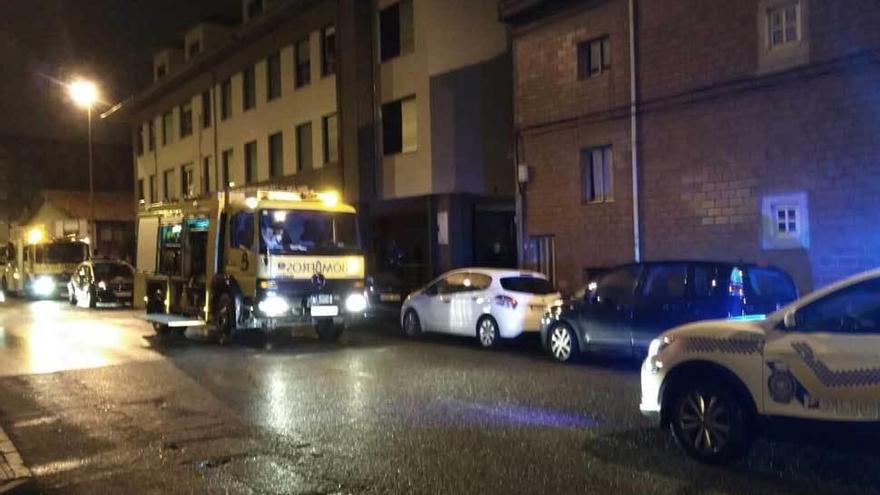 Los camiones de los Bomberos y los coches de la Policía Local y de la Nacional, la pasada madrugada en Santa Apolonia, frente al edificio afectado por el humo.