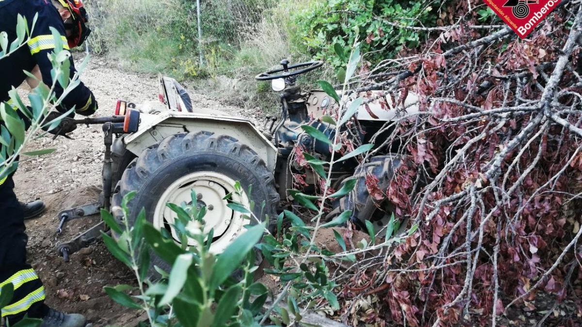 Herido un hombre al volcar su tractor y quedar atrapado bajo una rueda