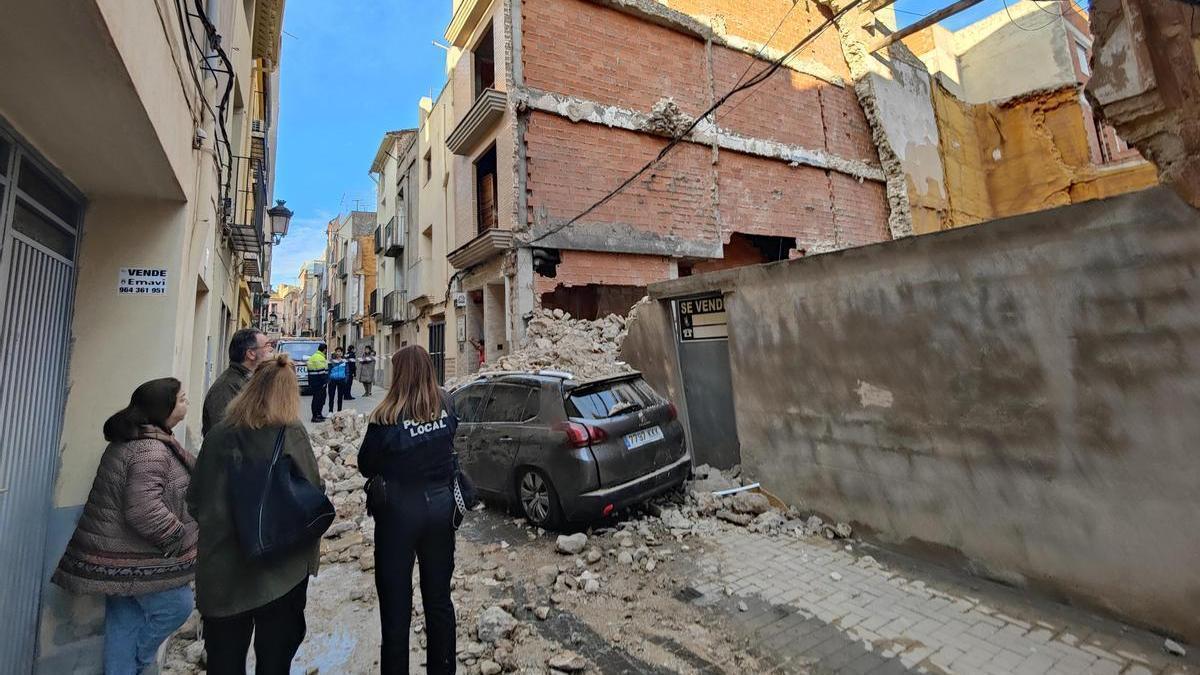 Vídeo | L'Alcora roza la tragedia: el derrumbe de una pared sepulta dos coches