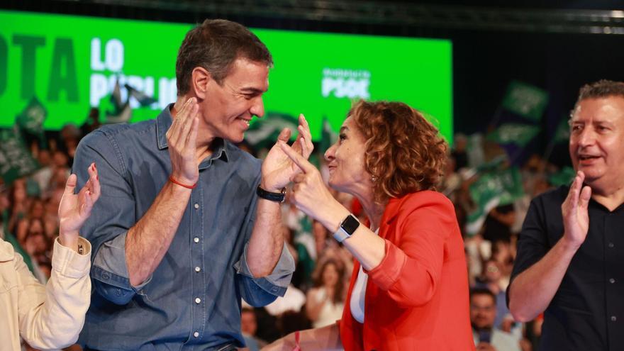 Pedro Sánchez, al costat de la candidata socialista a Andalusia, María Jesús Montero, en el tancament de campanya dels socialistes andalusos a Sevilla.