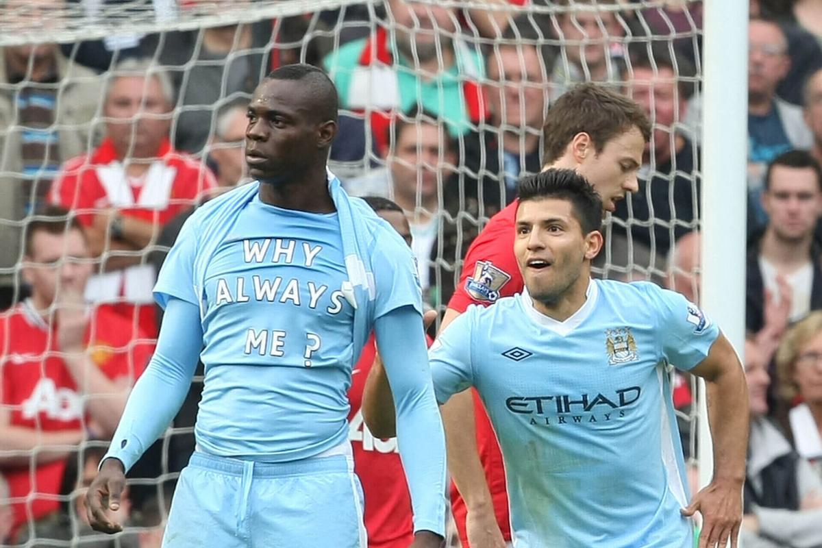 Mario Balotelli celebra un gol con el City y muestra un mensaje a los medios.
