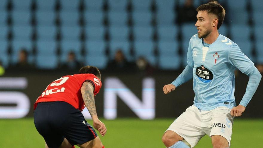 Mingueza,ante un jugador de Osasuna, conduce el balón en busca de un compañero. | José Lores