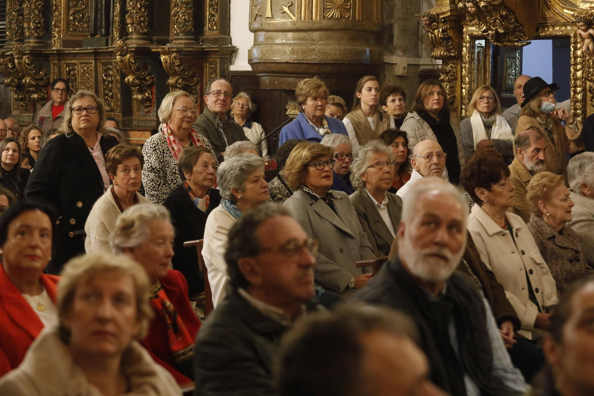 El cardenal Ángel Fernández Artime oficia la primera misa cardenalicia de Gozón en el día de Todos los Santos en la parroquia de Santa María de Luanco