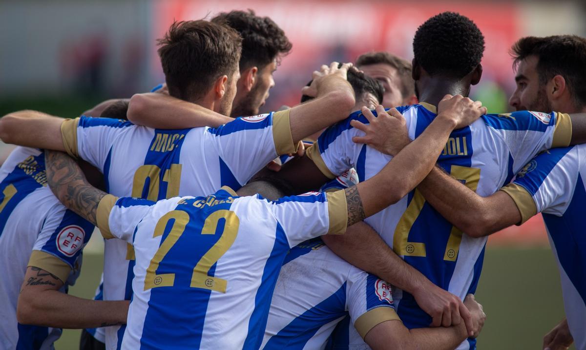 Los futbolistas del Hércules se abrazan Sandro Toscano después del 2-3 final.