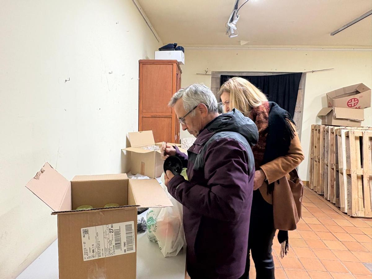 Félix Monteserín prepara una de las trampas para entregar.