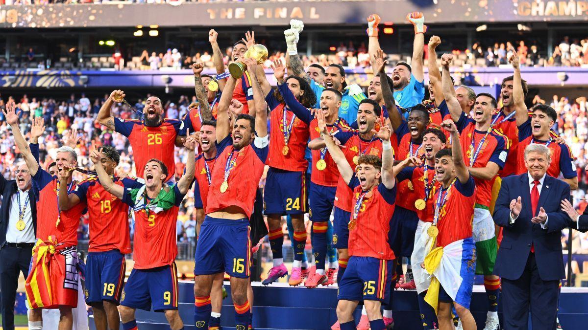 Rodri (Spanien) hält bei der Siegerehrung die WM-Trophäe in die Höhe und jubelt mit den Teamgefährten über den WM-Titel.