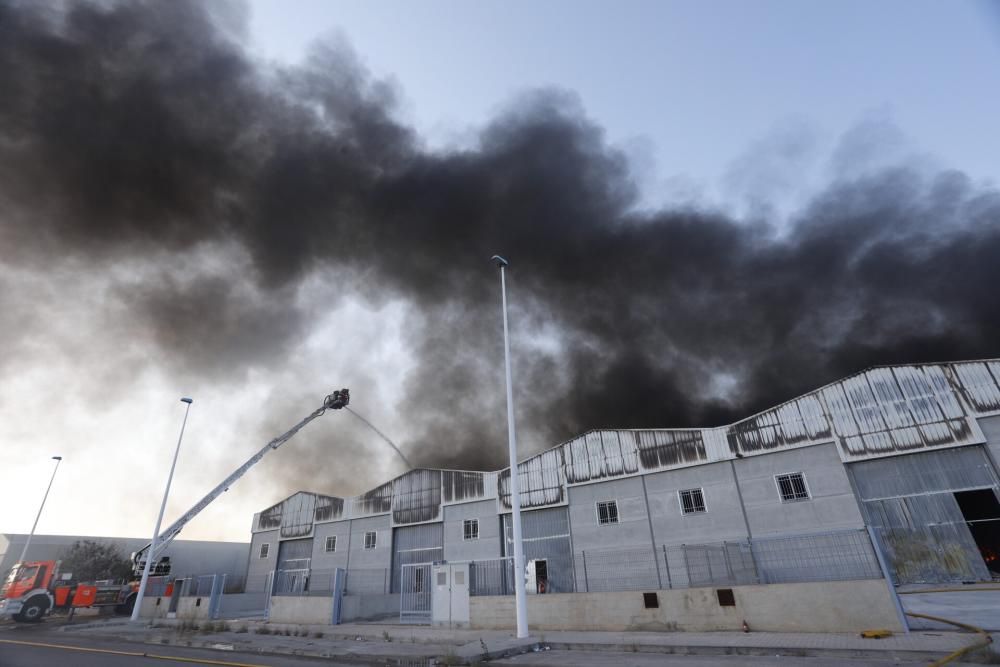 Incendio en el polígono de la Cova de Manises