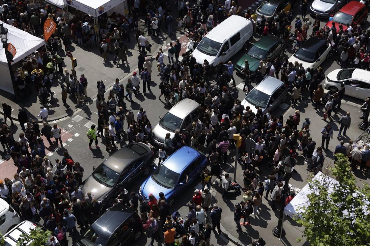 Peatones y coches se mezclan en el cruce de Consell de Cent con La Rambla.