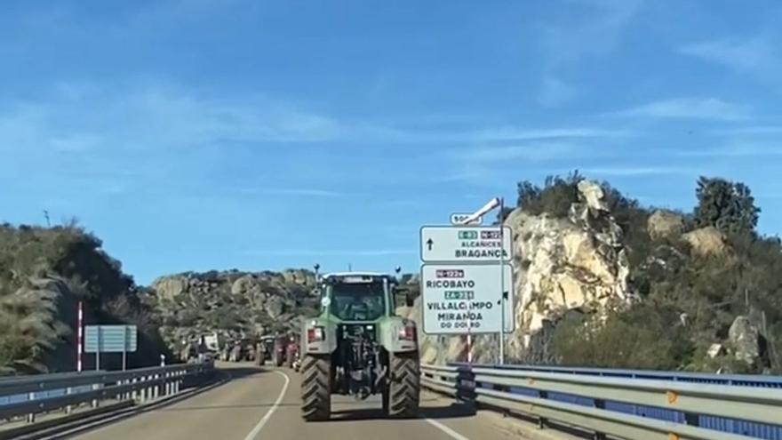 VÍDEO | Las tractoristas zamoranos condicionan el tráfico en la N-122