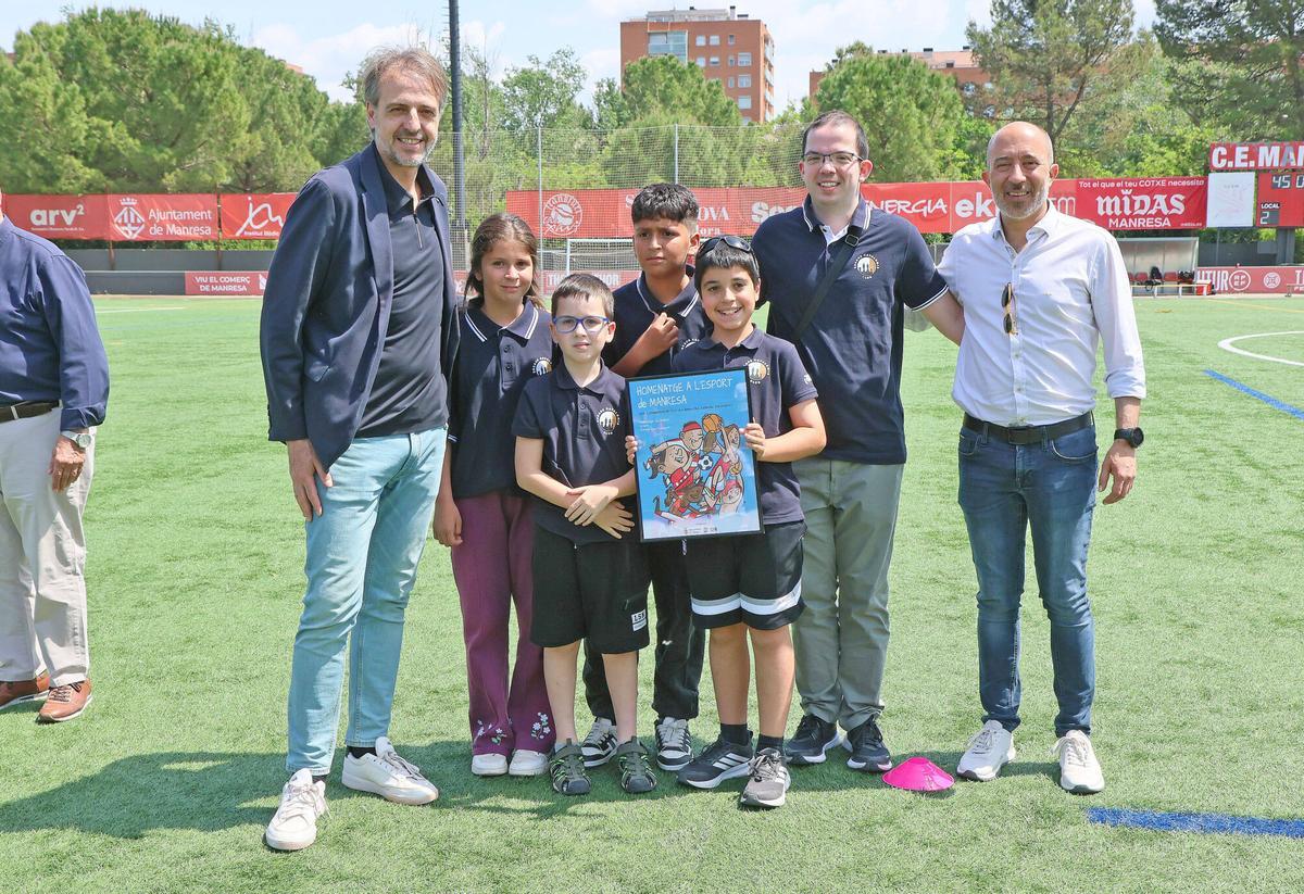 El Manresa guanya 4-1 contra el Badalona i amb la derrota del Cornellà ascendeix a Segona RFEF El Manresa guanya 4-1 contra el Badalona i amb la derrota del Cornellà ascendeix a Segona RFEF