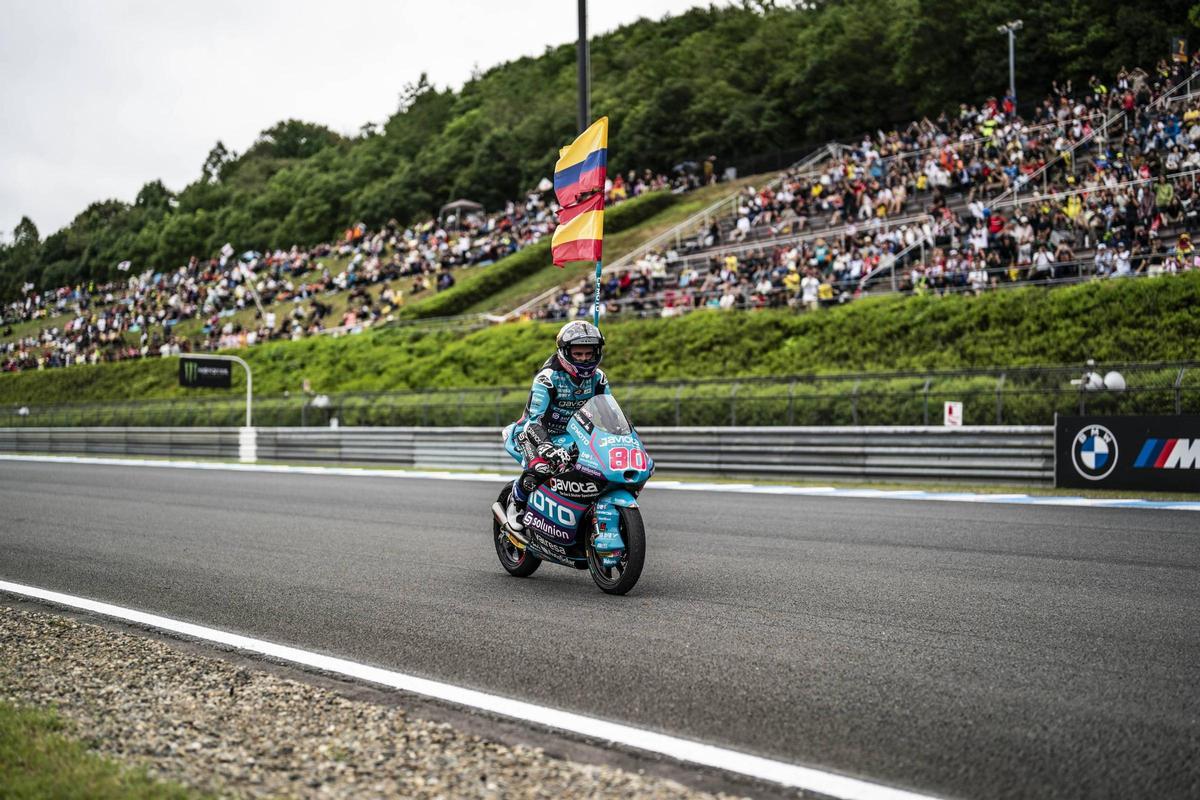 David Alonso celebra su título en Motegi con las banderas española y colombiana