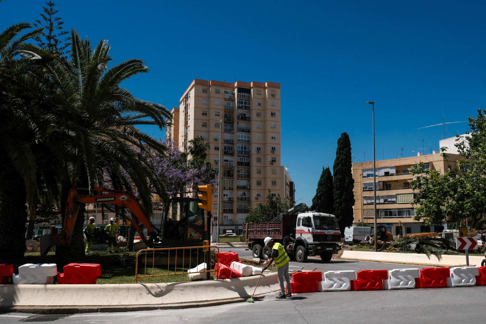 Cortes de tráfico por las obras del metro de Málaga para la prolongación de la  Línea 2, a la altura de la plaza Aparejador Bermúdez