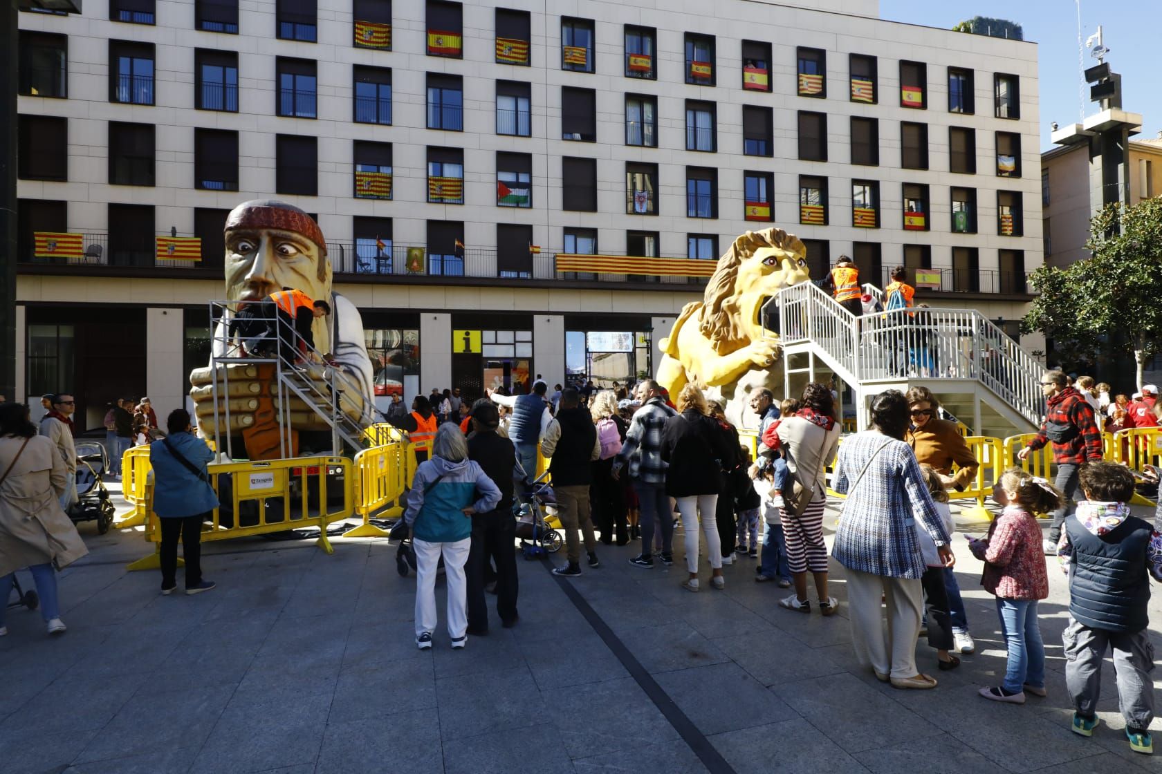 En imágenes | La comparsa de gigantes y cabezudos ilusionan a los más pequeños