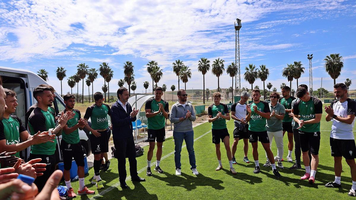 Bin Jamil y Monterrubio con la plantilla del Córdoba CF, este miércoles, en la Ciudad Deportiva.