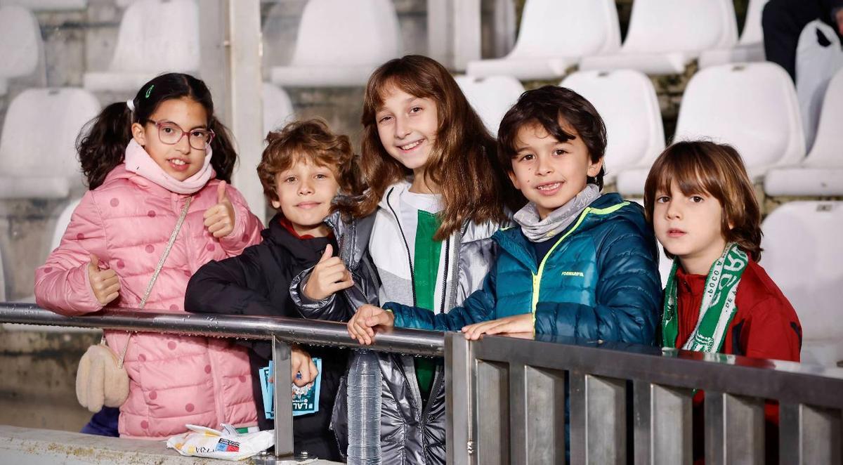 Varios jóvenes aficionados cordobesistas, en un partido de esta temporada.