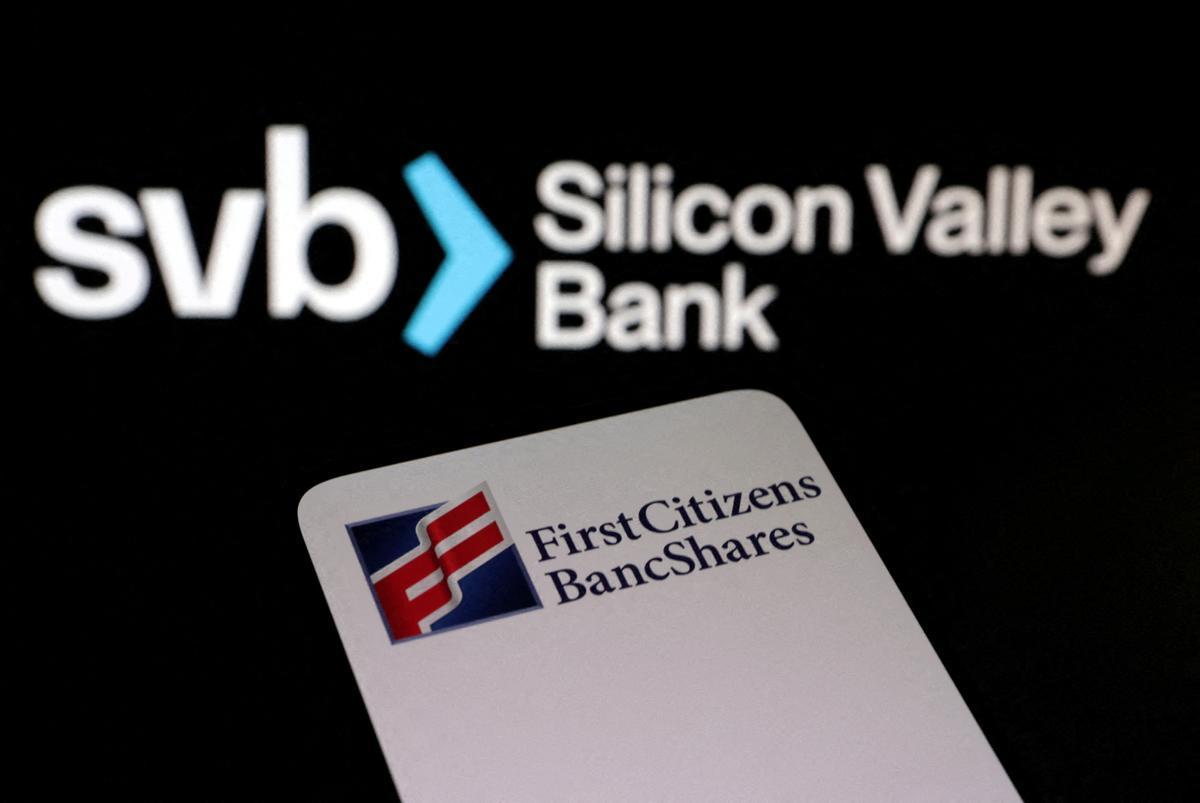 Logos juntos de Silicon Valley Bank y First Citizens Bank. /