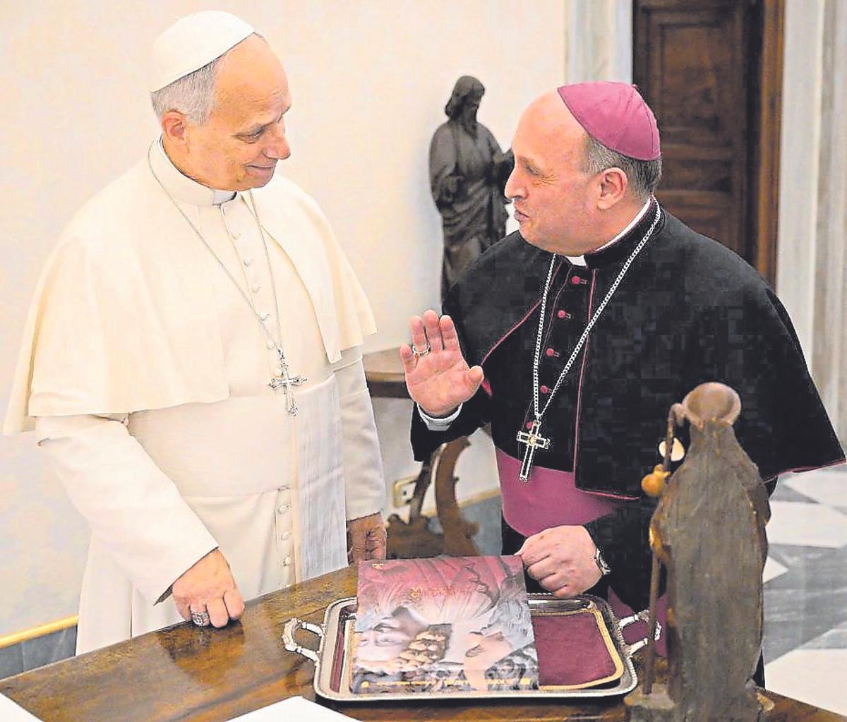 El papa León XIV y monseñor Prieto durante la audiencia privada en el Vaticano.
