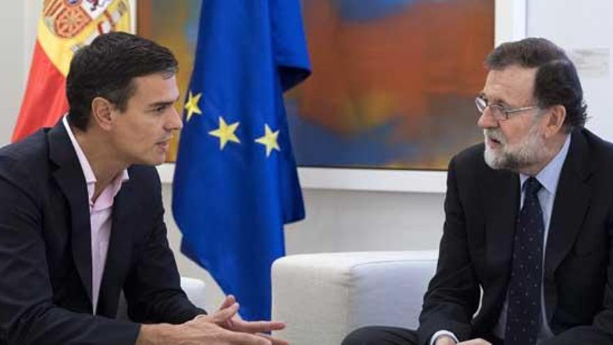 Sánchez y Rajoy, en una reunión en Moncloa.