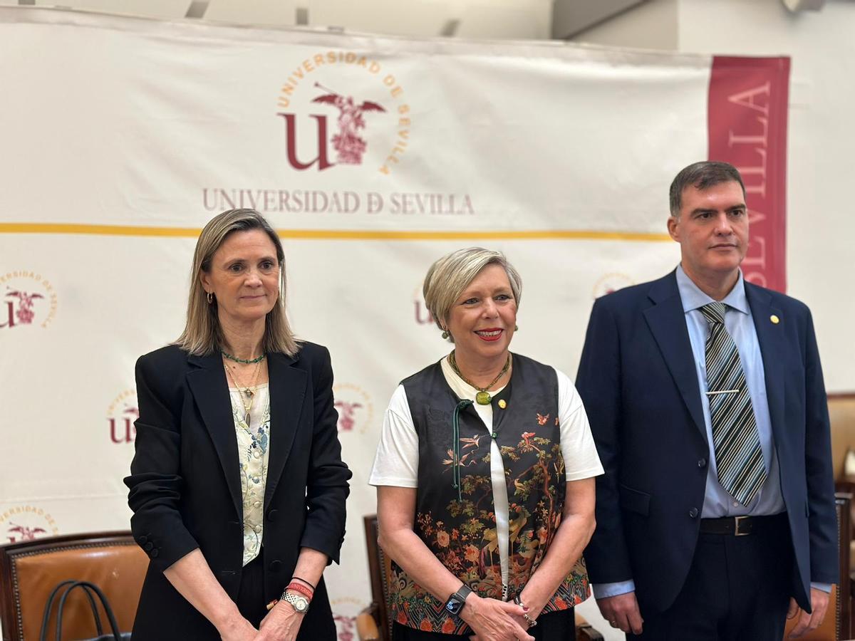 La presidenta del Consejo Social de la US, Mercedes León Lozano, la rectora de la US, Carmen Vargas y el profesor titular de Administración de EMpresas y Marketing,  Francisco José Acedo.