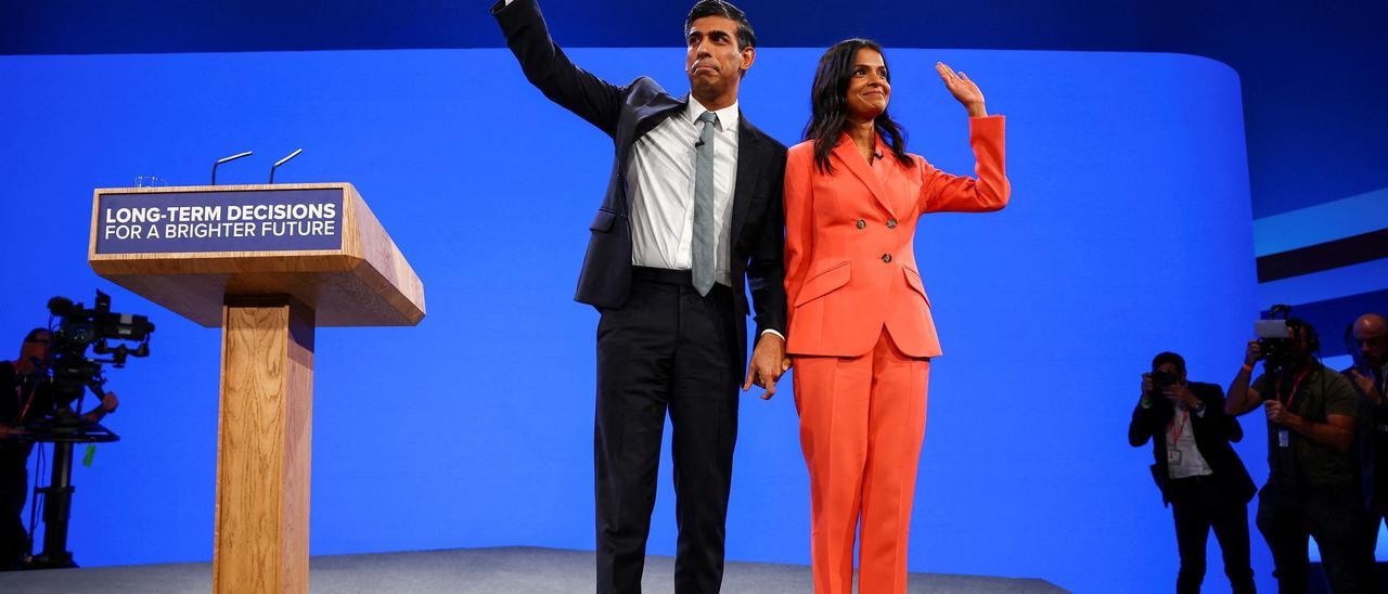 El primer ministro británico, Rishi Sunak, y su esposa, Akshata Murty, durante la clausura de la conferencia del Partido Conservador.