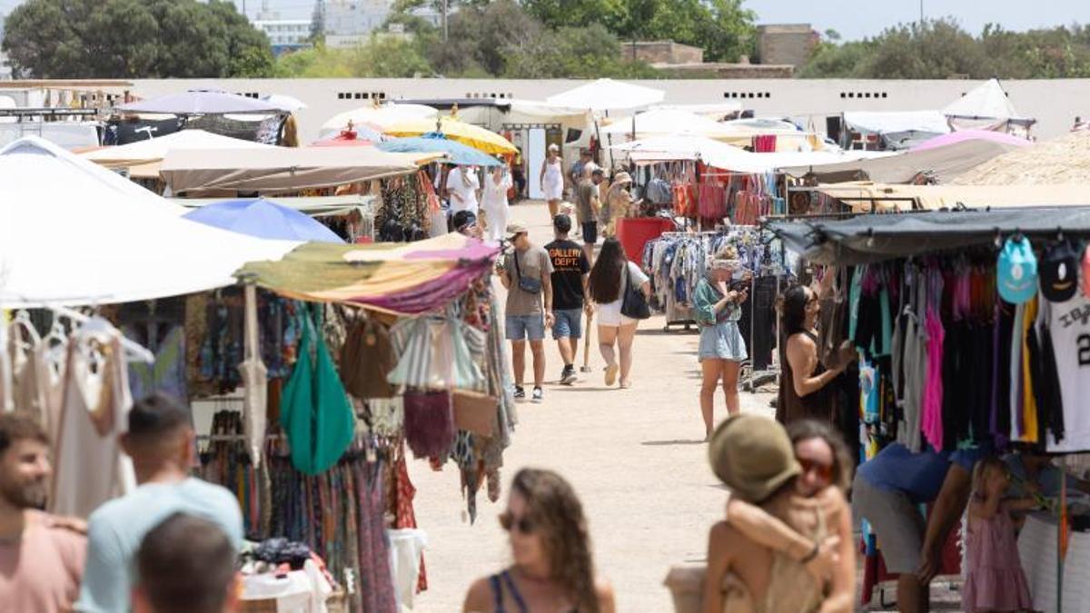 Turistas y residentes en el mercadillo de Sant Jordi.