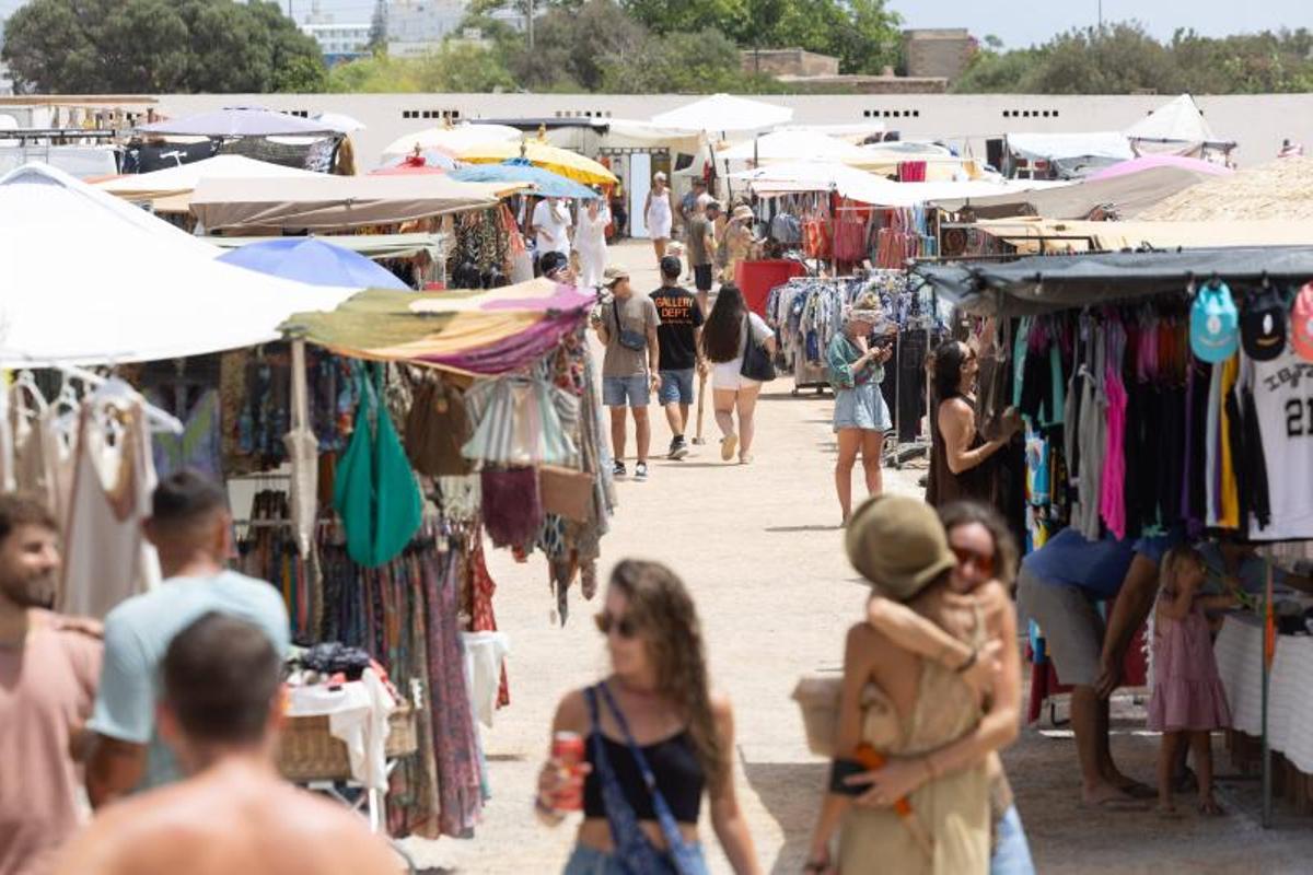 El mercadillo de Sant Jordi resiste al calor del verano