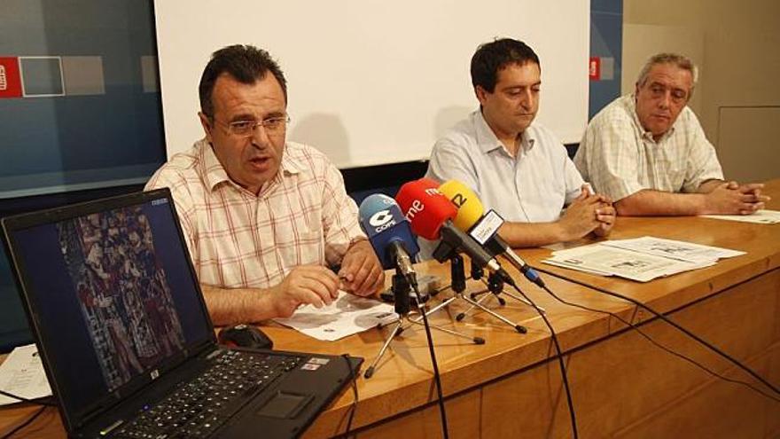 Desde la izquierda, José Ignacio Martín Benito, Félix Rodríguez y Carlos Hernández, en la sede del PSOE.