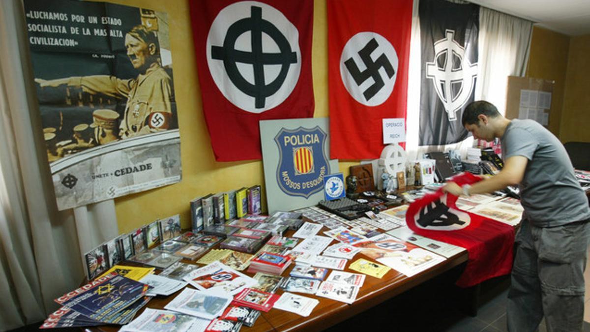 Material de ideología neonazi incautado en la librería Kalki, en una imagen de archivo.