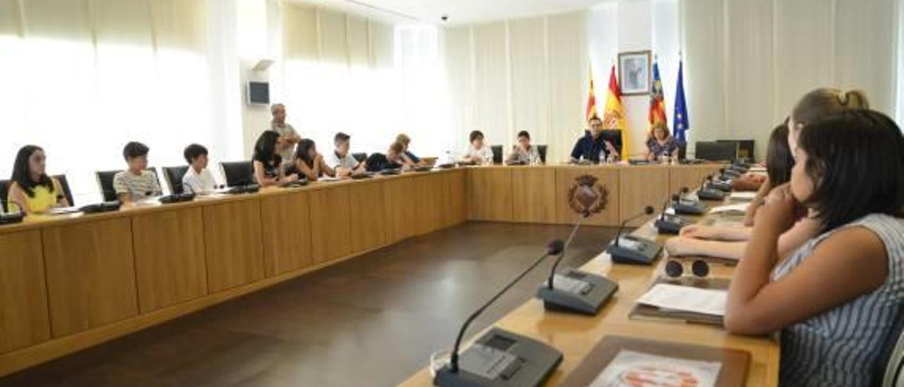 Cincuenta niños fiscalizan la labor de los concejales de  Vila-real en el Consell de Xiquets