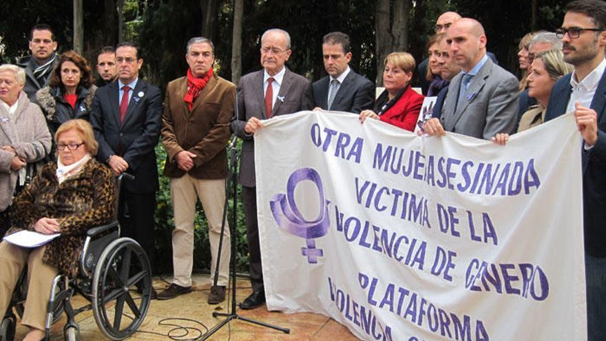 Briones, Bendodo y De la Torre, entre otros asistentes institucionales, durante el acto.