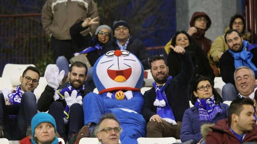 Un grupo de aficionados del Oviedo, ayer en el Carlos Belmonte.