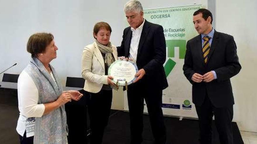 Santiago Fernández entrega premio a la madre de Cristina Quintana en presencia de Adelaida González y Julio Pérez (Cadasa).