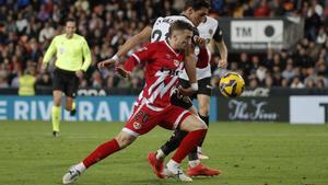 VALENCIA, 07/12/2024.- El defensa del Rayo Vallecano Ivan Balliu (delante) disputa un balón con el defensa del Valencia CF Jesús Vázquez (detrás) durante el partido de la jornada 19 de LaLiga que Valencia CF y Rayo Vallecano disputan este sábado en el estadio de Mestalla. EFE/Manuel Bruque