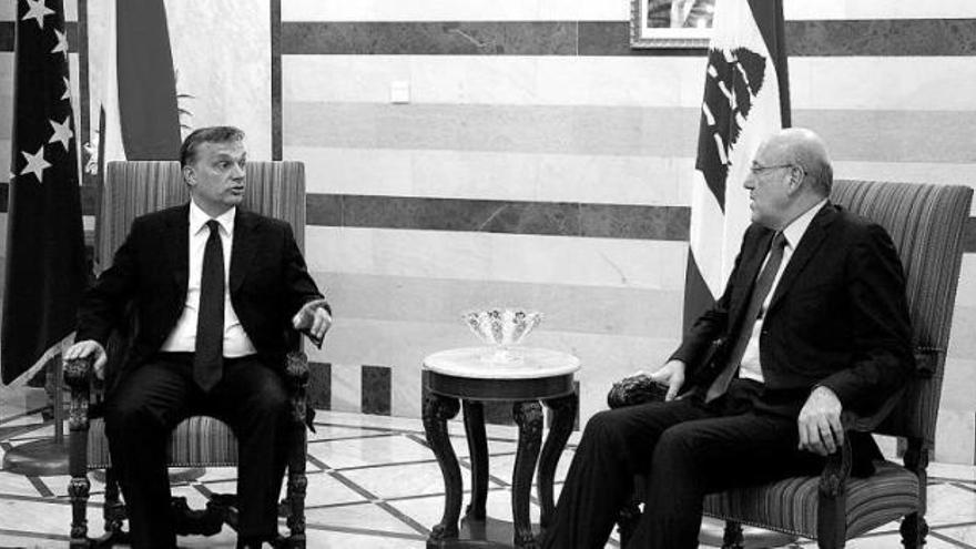 El primer ministro de Hungría, Viktor Orbán (a la izquierda), durante una reunión con su homólogo libanés, Najib Mikati, en Beirut, el pasado jueves.
