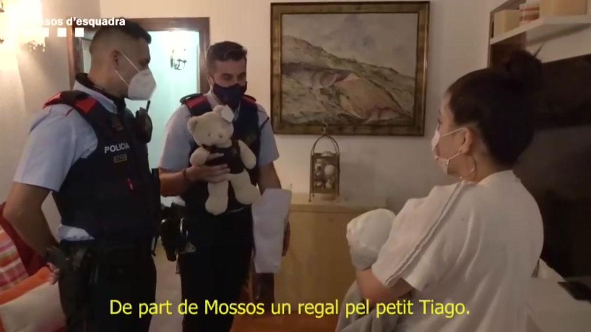 Agentes de los Mossos se reencuentran con el bebé que reanimaron