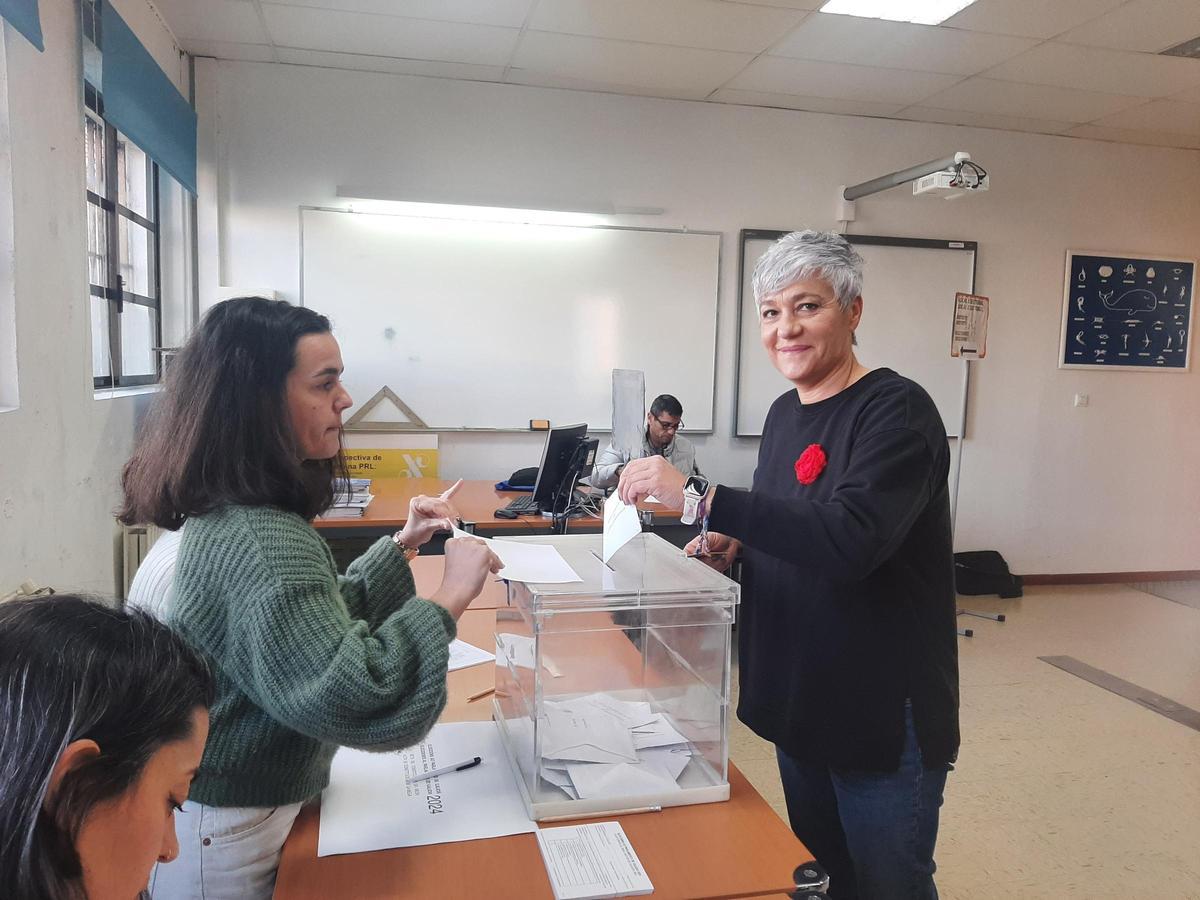La portavoz y concejala del PSOE de Bueu, Isabel Quintás, votando el domingo en la Escola Náutica de Bueu.