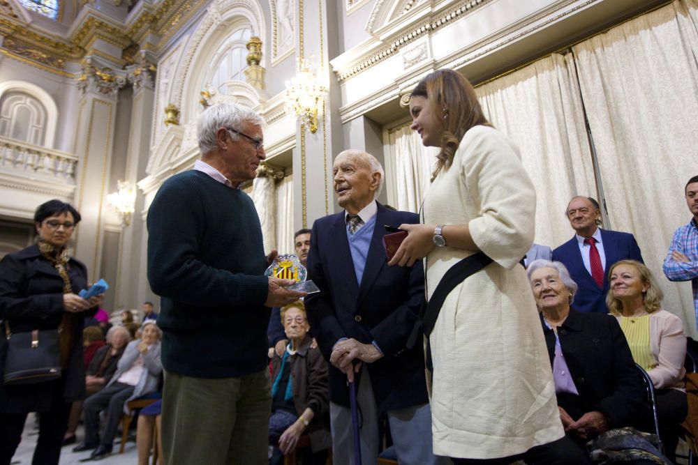 Homenaje a los 25 vecinos centenarios de Valencia