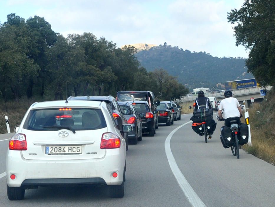 Cues a la Jonquera de vehicles que es dirigeixen a Brussel·les