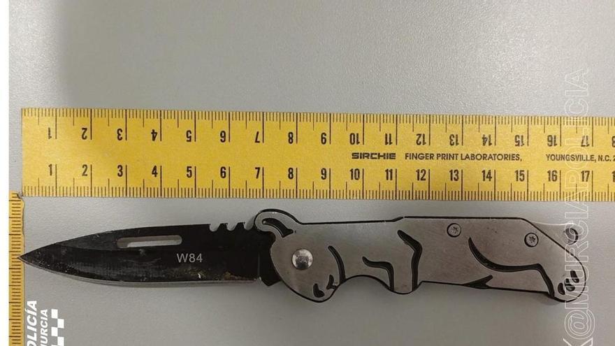 Una mujer amenaza con un cuchillo al empleado de una tienda de Murcia porque no quiso regalarle un móvil