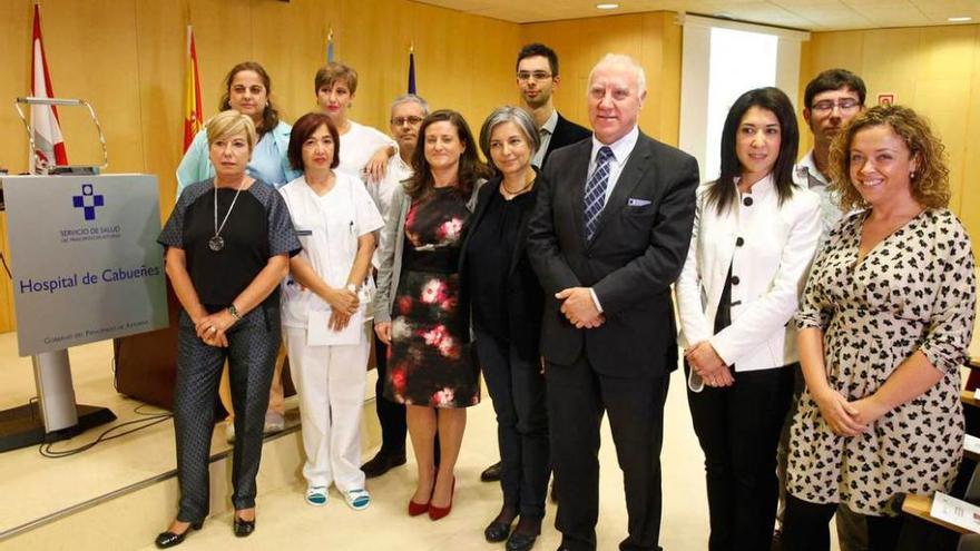 Los premiados, con Blanco; la gerente del área V, Montse Bango, y la directora de Salud Pública, Laura Muñoz.