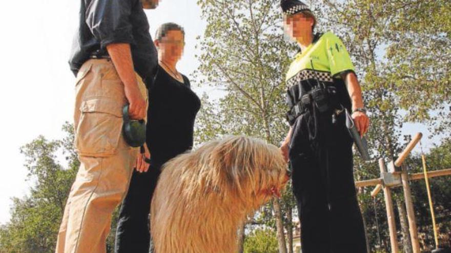 Els propietaris d&#039;un gos, amb una agent de la policia municipal, en una imatge d&#039;arxiu