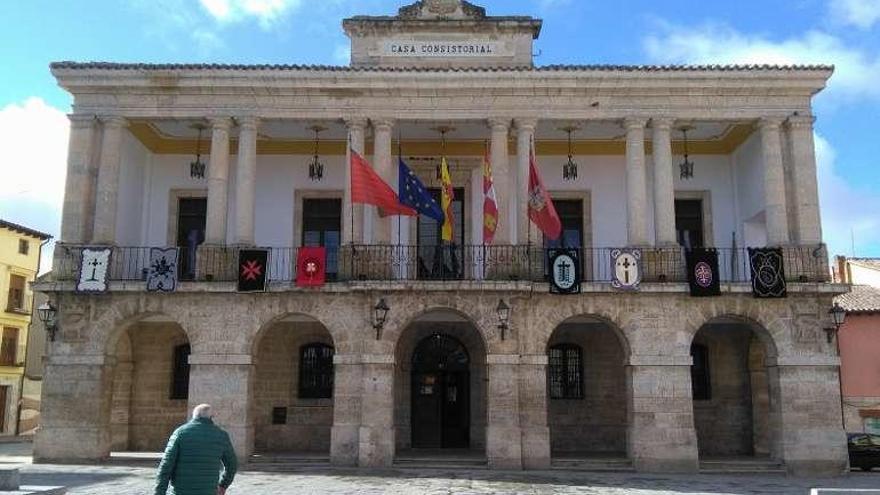 Los reposteros de las cofradías adornan el Ayuntamiento.