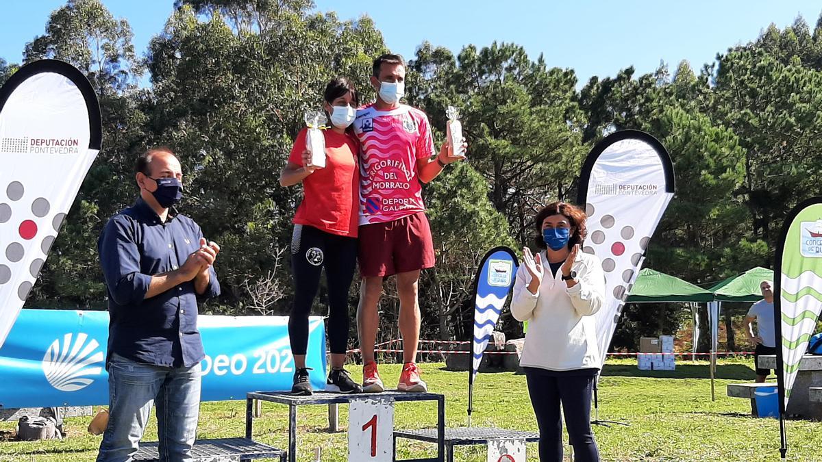 Beatriz Fernández y Álvaro Prieto, ganadores absolutos, posan ayer en el podio en Beluso.