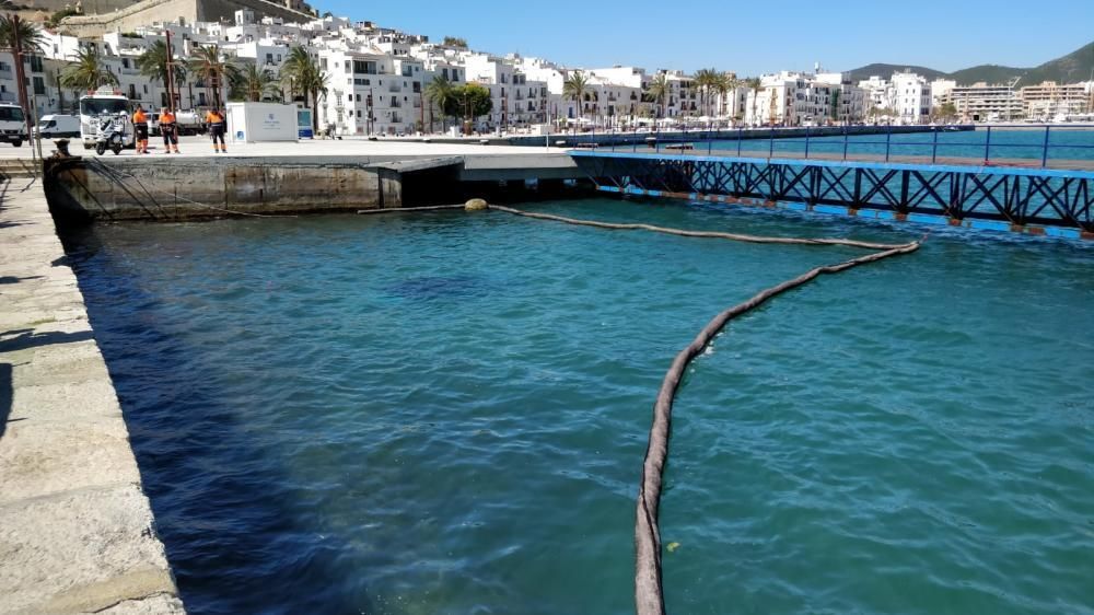 Un coche cae al mar en el puerto de Ibiza con sus dos ocupantes