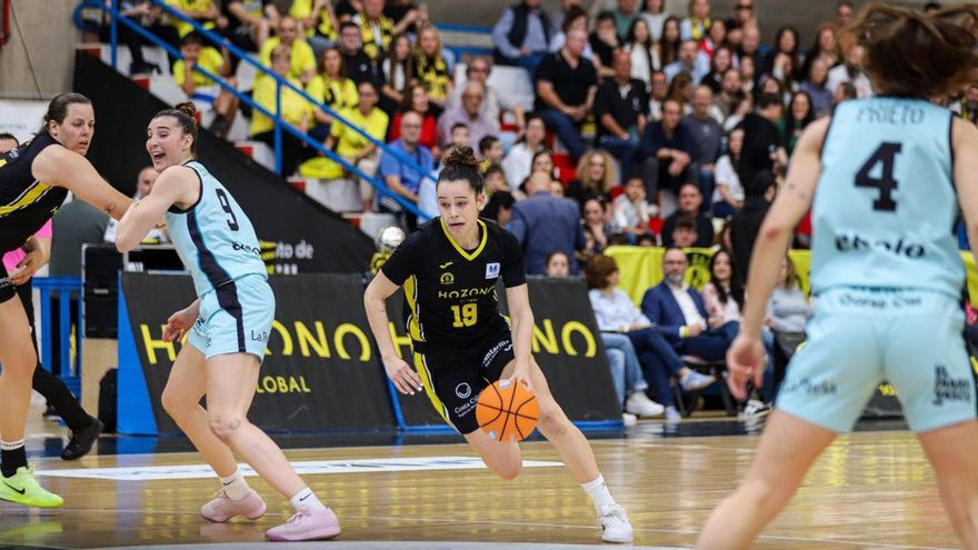 Lou López entra a canasta con Billie Massey a la izquierda y Alba Prieto, de espaldas, a la derecha. | JUAN CARLOS CAVAL