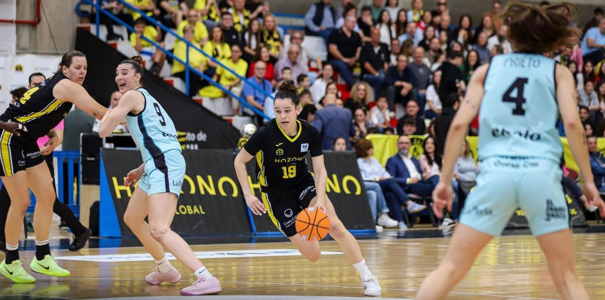 Lou López entra a canasta con Billie Massey a la izquierda y Alba Prieto, de espaldas, a la derecha. |