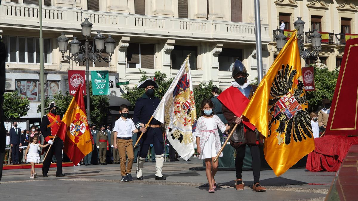 Izado de bandera en Las Tendillas en honor a la patrona de la Guardia Civil