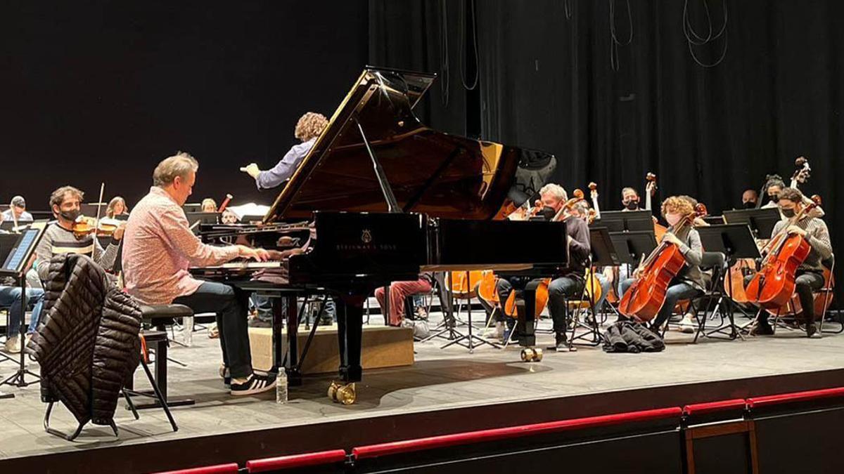 Alexei Volodin, el jueves, durante un ensayo con la Franz Schubert Filharmonia en Tarragona.